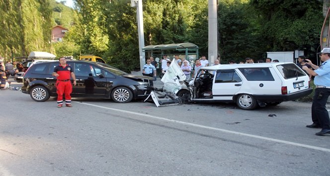ZONGULDAK'TA İKİ OTOMOBİLİN ÇARPIŞMASI SONUCU MEYDANA GELEN KAZADA 1'İ AĞIR 6 KİŞİ YARALANDI. (MURAT KÜÇÜK - UFUK DURAK/ZONGULDAK-İHA)