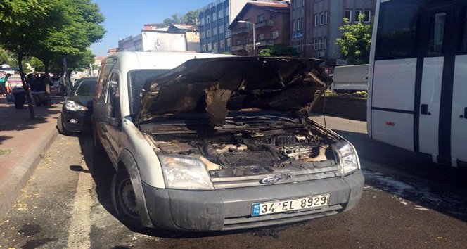 ARAÇTA ÇIKAN YANGIN İTFAİYE EKİPLERİNİN MÜDAHALESİ İLE BÜYÜMEDEN SÖNDÜRÜLDÜ. ARAÇ ÇEKİCİ YARDIMI İLE OLAY YERİNDEN OTOPARKA KALDIRILDI. (A. CÜNEYD HAMZAÇEBİ - UFUK DURAK/ZONGULDAK-İHA)