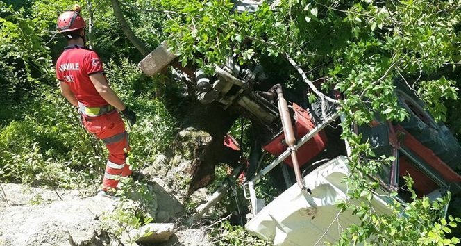 ZONGULDAK'IN DEVREK İLÇESİNDE TRAKTÖRÜYLE YAKLAŞIK 50 METREDEN UÇURUMA YUVARLANAN 55 YAŞINDAKİ MUHARREM KODAMAN'IN CESEDİ SIKIŞTIĞI YERDEN ÇIKARILARAK HASTANE MORGUNA KALDIRILDI. (FİKRİ ERDEM/ZONGULDAK-İHA)