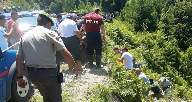 ZONGULDAK'IN DEVREK İLÇESİNDE TRAKTÖRÜYLE YAKLAŞIK 50 METREDEN UÇURUMA YUVARLANAN 55 YAŞINDAKİ MUHARREM KODAMAN'IN CESEDİ SIKIŞTIĞI YERDEN ÇIKARILARAK HASTANE MORGUNA KALDIRILDI. (FİKRİ ERDEM/ZONGULDAK-İHA)