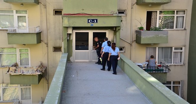 DİYARBAKIR'DA UĞRADIKLARI HAİN SALDIRIDA ŞEHİT OLAN POLİS MEMURU TANSU AYDIN'IN ZONGULDAK'TA BULUNAN BABA OCAĞINA ATEŞ DÜŞTÜ. AİLENİN EVDE OLMAMASI SEBEBİYLE İLK HABER KOMŞULARINA VERİLDİ. OLAYI DUYAN KOMŞULARI BÜYÜK ŞAŞKINLIK YAŞADI. (MURAT KÜÇÜK - ONUR ALTINDAĞ/ZONGULDAK-İHA)