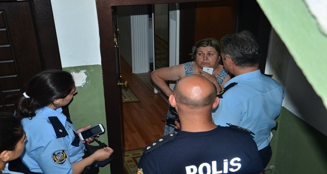 DİYARBAKIR'DA UĞRADIKLARI HAİN SALDIRIDA ŞEHİT OLAN POLİS MEMURU TANSU AYDIN'IN ZONGULDAK'TA BULUNAN BABA OCAĞINA ATEŞ DÜŞTÜ. AİLENİN EVDE OLMAMASI SEBEBİYLE İLK HABER KOMŞULARINA VERİLDİ. OLAYI DUYAN KOMŞULARI BÜYÜK ŞAŞKINLIK YAŞADI. (MURAT KÜÇÜK - ONUR ALTINDAĞ/ZONGULDAK-İHA)