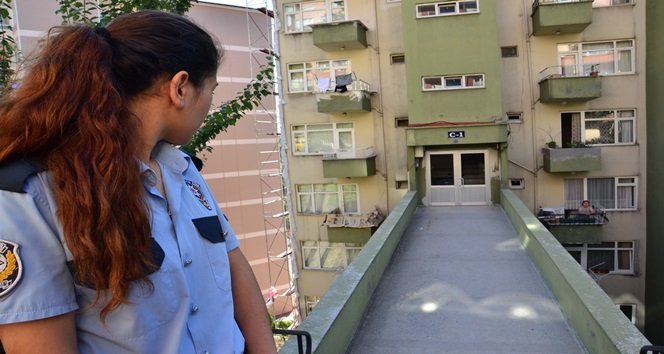 DİYARBAKIR'DA UĞRADIKLARI HAİN SALDIRIDA ŞEHİT OLAN POLİS MEMURU TANSU AYDIN'IN ZONGULDAK'TA BULUNAN BABA OCAĞINA ATEŞ DÜŞTÜ. AİLENİN EVDE OLMAMASI SEBEBİYLE İLK HABER KOMŞULARINA VERİLDİ. OLAYI DUYAN KOMŞULARI BÜYÜK ŞAŞKINLIK YAŞADI. (MURAT KÜÇÜK - ONUR ALTINDAĞ/ZONGULDAK-İHA)