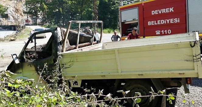 ZONGULDAK’IN DEVREK İLÇESİNDE SEYİR HALİNDEKİ KAMYONET, ELEKTRİK KONTAĞINDAN ÇIKAN YANGIN SONUCU KULLANILAMAZ HALE GELDİ. (FİKRİ ERDEM/ZONGULDAK-İHA)