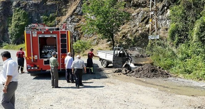 Elektrik Kontağından Çıkan Yangın Kamyoneti Kül Etti