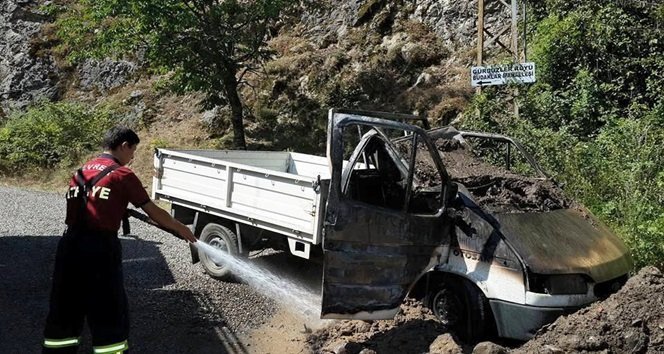 ZONGULDAK’IN DEVREK İLÇESİNDE SEYİR HALİNDEKİ KAMYONET, ELEKTRİK KONTAĞINDAN ÇIKAN YANGIN SONUCU KULLANILAMAZ HALE GELDİ. (FİKRİ ERDEM/ZONGULDAK-İHA)