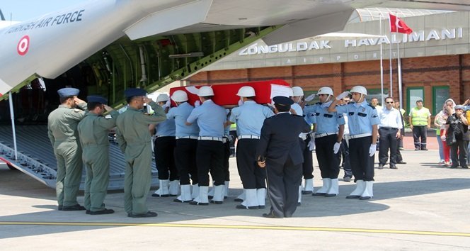 ŞEHİT TANSU AYDIN İÇİN HAVALİMANINDA TÖREN DÜZENLENDİ. (EMRAH YILDIZ - MURAT KÜÇÜK/ZONGULDAK-İHA)