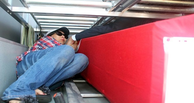 ŞEHİT TANSU AYDIN'IN TAYVANLI EŞİ VU YHUG TUANVİ AYDIN, CENAZE ARACINDA EŞİNİN YANINDA GİTMEK İSTEDİ. (EMRAH YILDIZ - MURAT KÜÇÜK/ZONGULDAK-İHA)