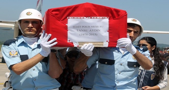 TÜRK BAYRAĞINA SARILI TABUT TÖRENLE CENAZE ARACINA KOYULDUĞU SIRADA TANSU AYDIN'IN EŞİ TABUTUN ALTINA GİRDİ. (EMRAH YILDIZ - MURAT KÜÇÜK/ZONGULDAK-İHA)