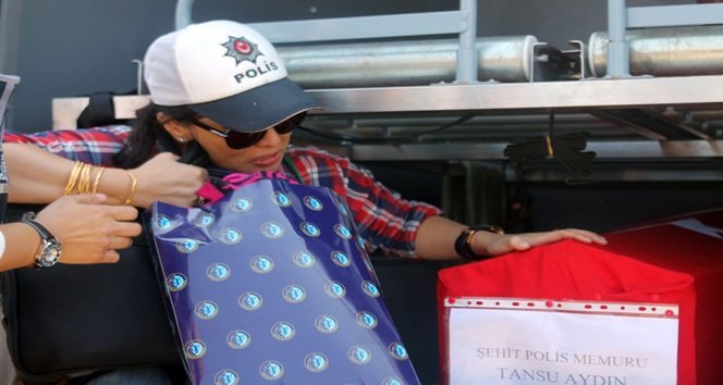 ŞEHİT TANSU AYDIN'IN TAYVANLI EŞİ VU YHUG TUANVİ AYDIN, CENAZE ARACINDA EŞİNİN YANINDA GİTMEK İSTEDİ. (EMRAH YILDIZ - MURAT KÜÇÜK/ZONGULDAK-İHA)