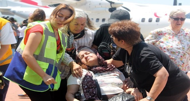 ŞEHİT YAKINLARI HAVA ALANINA CENAZE İNDİRİLDİĞİ SIRADA SİNİR KRİZLERİ GEÇİRDİ. (EMRAH YILDIZ - MURAT KÜÇÜK/ZONGULDAK-İHA)