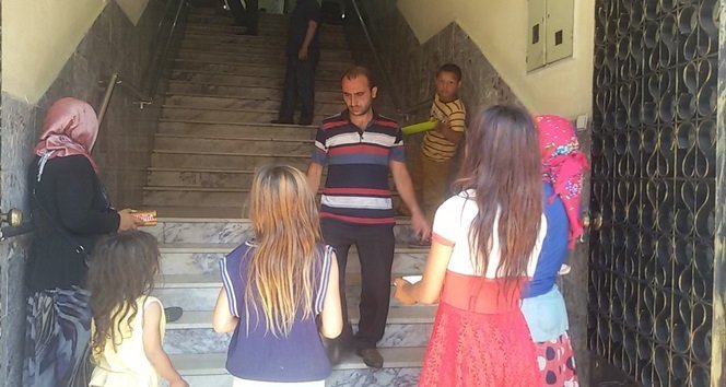 Bir Kapıda 8 Dilenci