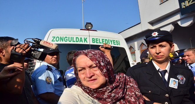 DİYARBAKIR’DA PUSUYA DÜŞÜRÜLEREK HAYATINI KAYBEDEN KAYBEDEN POLİS MEMURU TANSU AYDIN, ZONGULDAK’TA GÖZYAŞLARI İÇİNDE SON YOLCULUĞUNA UĞURLANDI. (ONUR ALTINDAĞ - SERTAÇ ÖZDEMİR - UFUK DURAK/ZONGULDAK-İHA)