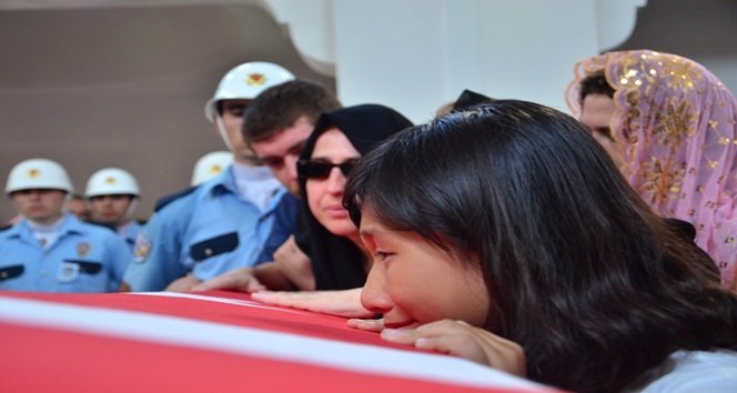 DİYARBAKIR’DA PUSUYA DÜŞÜRÜLEREK HAYATINI KAYBEDEN KAYBEDEN POLİS MEMURU TANSU AYDIN, ZONGULDAK’TA GÖZYAŞLARI İÇİNDE SON YOLCULUĞUNA UĞURLANDI. (ONUR ALTINDAĞ - SERTAÇ ÖZDEMİR - UFUK DURAK/ZONGULDAK-İHA)