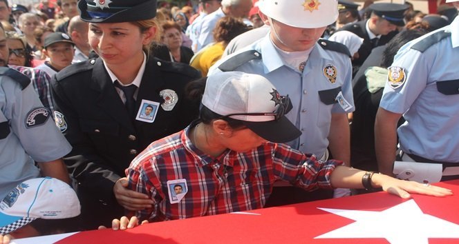 DİYARBAKIR’DA PUSUYA DÜŞÜRÜLEREK HAYATINI KAYBEDEN KAYBEDEN POLİS MEMURU TANSU AYDIN, ZONGULDAK’TA GÖZYAŞLARI İÇİNDE SON YOLCULUĞUNA UĞURLANDI. (ONUR ALTINDAĞ - SERTAÇ ÖZDEMİR - UFUK DURAK/ZONGULDAK-İHA)