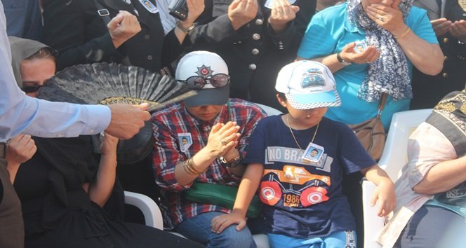 ZONGULDAK ŞEHİDİ GÖZYAŞLARI İÇİNDE UĞURLADI ŞEHİT POLİSİN VİETNAMLI EŞİ, CENAZEYİ KENDİ İNANÇLARINA GÖRE UĞURLADI CENAZEYE GÜMRÜK BAKANI NURETTİN CANİKLİ DE KATILDI