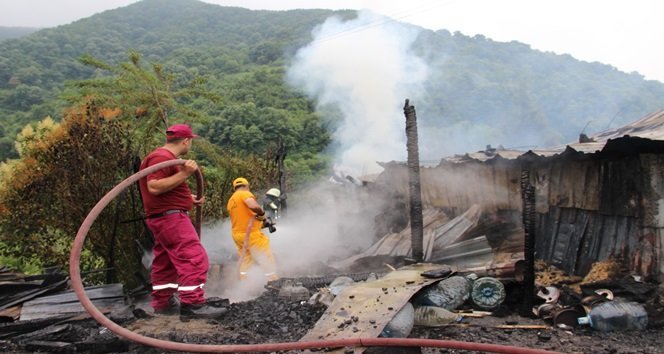 KDZ. EREĞLİ BELEDİYESİ İTFAİYE EKİPLERİNİN ERKEN MÜDAHALESİ SONUCU YANGIN ORMANLIK ALANA SIÇRAMADAN KONTROL ALTINA ALINDI. (VEDAT KILIÇ/ZONGULDAK-İHA)