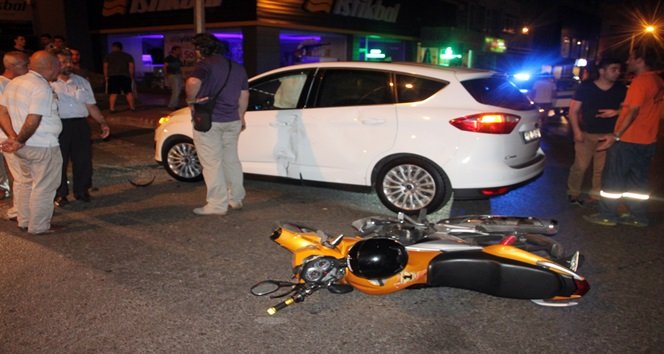 Motosiklet Otomobile Çarptı, Sürücü ve Arkadaşı Yaralandı