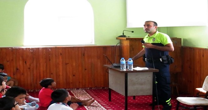 ZONGULDAK'IN ALAPLI İLÇESİNDE, MÜFTÜLÜK TARAFINDAN AÇILAN YAZ KUR’AN KURSLARINA KATILAN ERKEK VE KIZ ÖĞRENCİLER, HEM KUR’AN-I KERİM’İ HEM DE TRAFİK KURALLARINI BİRLİKTE ÖĞRENİYOR. (ERTUĞRUL YÜKSEL/ZONGULDAK-İHA)