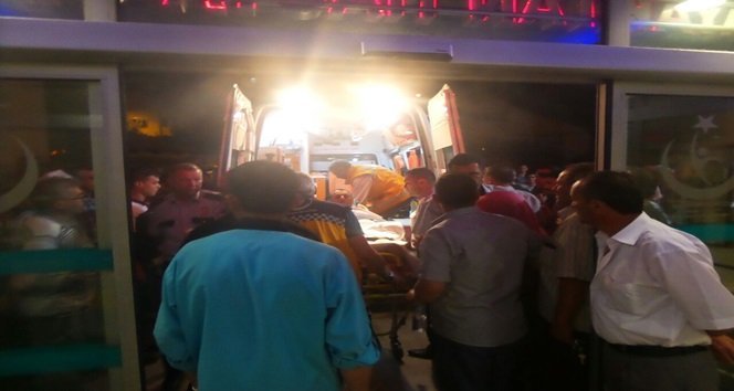 KASTAMONU’NUN TOSYA İLÇESİNDE POMPALI TÜFEK ATEŞ ALDI. DÜĞÜNDE BULUNAN 10 KİŞİ POMPALI TÜFEKTEN ÇIKAN SAÇMALARLA YARALANDI. (SEDAT AĞACIKOĞLU/KASTAMONU-İHA)