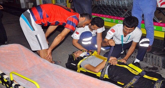 YARALANAN E.A., ATATÜRK DEVLET HASTANESİ'NDE TEDAVİ ALTINA ALINDI. (MURAT KÜÇÜK - UFUK DURAK/ZONGULDAK-İHA)