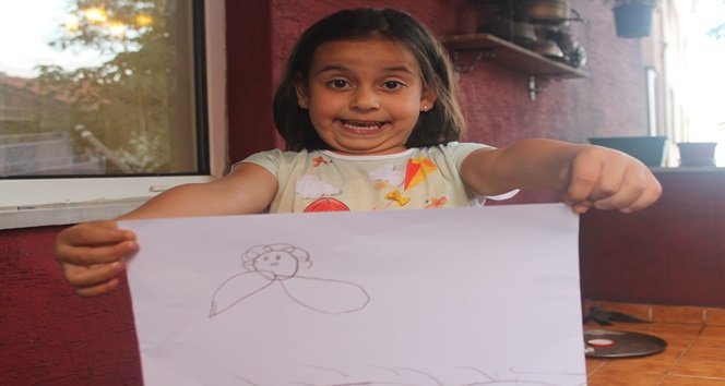 EVİN ÇOCUĞU EBABİL KUŞUNUN RESMİNİ ÇİZMEYE ÇALIŞTI. (MURAT KÜÇÜK - UFUK DURAK/ZONGULDAK-İHA)