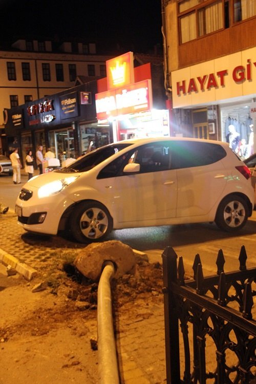 KARABÜK’ÜN SAFRANBOLU İLÇESİNDE ALKOLLÜ OLDUĞU İDDİA EDİLEN SÜRÜCÜ, OTOMOBİLİYLE TRAFİK IŞIKLARINA ÇARPTI. (SAMET OĞUZHAN DOĞAN/KARABÜK-İHA)