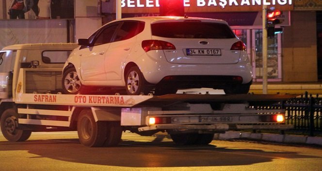ÇARPMANIN ETKİSİYLE YOLU KAPATAN ARAÇ ÇAĞIRILAN KURTARMA ARACIYLA YOLDAN KALDIRILIRKEN TRAFİK AKIŞI TEKRAR SAĞLANDI. (SAMET OĞUZHAN DOĞAN/KARABÜK-İHA)