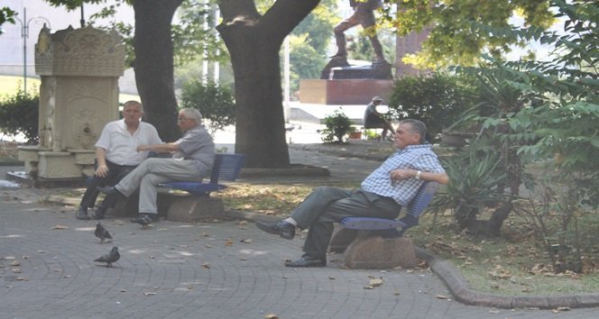 Sıcaktan Bunalan Vatandaşlar Gölgelere Akın Etti