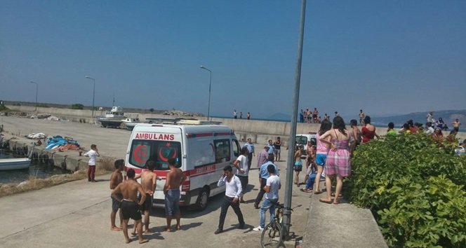 EMİRHAN AÇARGÜL, AMBULANS İLE KALDIRILDIĞI HASTANEDE HAYATINI KAYBETTİ. (ERTUĞRUL YÜKSEL - VEDAT KILIÇ/ZONGULDAK-İHA)