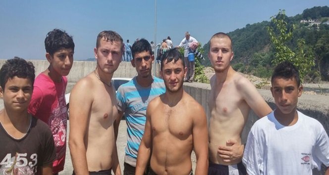 EMİRHAN AÇARGÜL ARKADAŞLARI TARAFINDAN DENİZDEN ÇIKARTILDI. VE  BİR SÜRE SUNİ TENEFÜS UYGULANDI ANCAK KURTARILAMADI. (ERTUĞRUL YÜKSEL - VEDAT KILIÇ/ZONGULDAK-İHA)