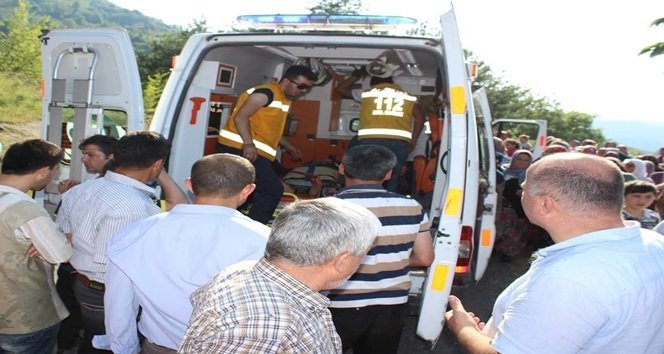HALK ARASINDA PAT PAT OLARAK BİLİNEN TARIM ARACININ DEVRİLMESİ SONUCU YARALANAN 7 KİŞİ AMBULANSLARLA HASTANEYE KALDIRILDI. (VEDAT KILIÇ/ZONGULDAK-İHA)