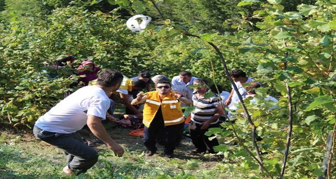 YARALILAR KÖYLÜLERİN YARDIMI İLE AMBULANSLARIN BULUNDUĞU NOKTAYA ÇIKARTILABİLDİ. (VEDAT KILIÇ/ZONGULDAK-İHA)