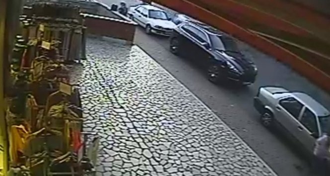 KDZ. EREĞLİ İLÇESİNDE YAŞLI KADIN DUVARIN ÜSTÜNDE UNUTULAN VE İÇERİSİNDE BİR MİKTAR NAKİT PARA İLE KREDİ KARTLARININ BULUNDUĞU ÇANTAYI ALIP KAYIPLARA KARIŞTI. (VEDAT KILIÇ/ZONGULDAK-İHA)