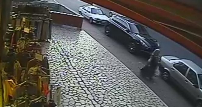 Yaşlı Kadın Unutulan Çantayı Alıp Kaçtı