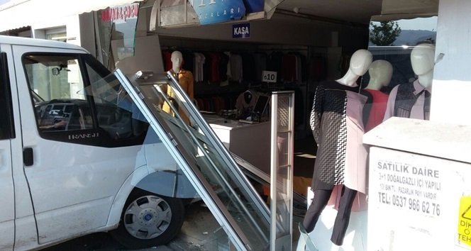 Yoldan Çıkan Midibüs Mağazaya Girdi