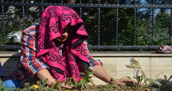 VİETNAMLI TUANVİ, ŞEHİT EŞİNİN MEZARINDA GÖZYAŞI DÖKTÜ