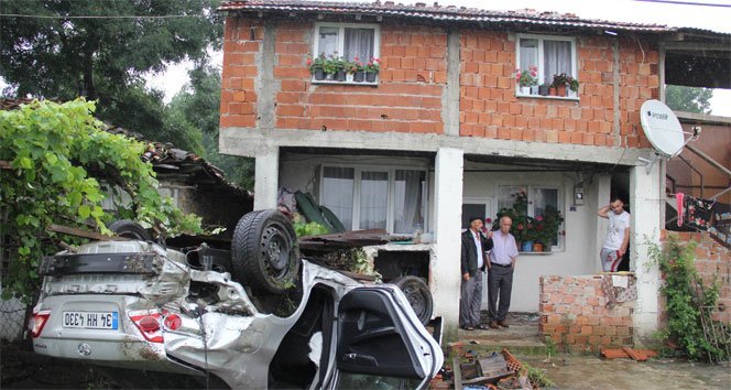 Evin bahçesine  otomobil uçtu