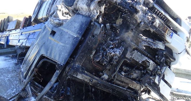 Devrilen cam yüklü TIR cayır cayır yandı