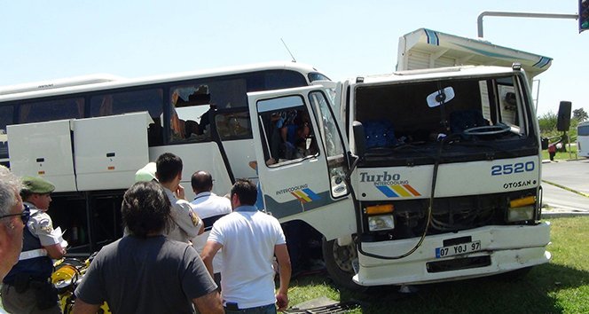 Tur otobüsü, otomobil ve kamyona çarptı: 7 yaralı