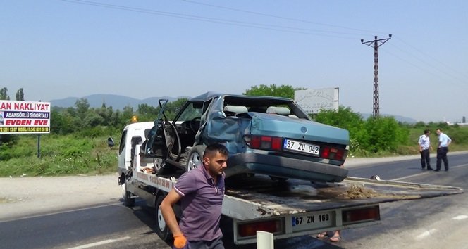 ÇAYCUMA'DA BİR KAMYON SÜRÜCÜSÜ, SÜRÜCÜSÜNÜN HATALI SOLLAMA YAPTIĞI OTOMOBİLE ÇARPTI. KAZADA 1 KİŞİ YARALANDI. (EMRAH YILDIZ/ZONGULDAK-İHA)