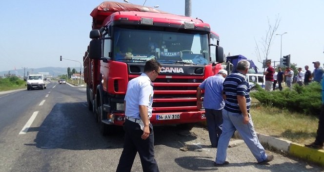 ÇAYCUMA'DA BİR KAMYON SÜRÜCÜSÜ, SÜRÜCÜSÜNÜN HATALI SOLLAMA YAPTIĞI OTOMOBİLE ÇARPTI. KAZADA 1 KİŞİ YARALANDI. (EMRAH YILDIZ/ZONGULDAK-İHA)