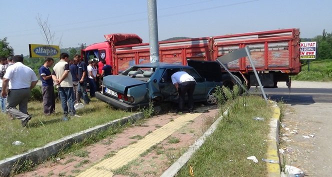 ÇAYCUMA’DA KAMYON SÜRÜCÜSÜ, HATALI SOLLAYAN OTOMOBİLE ÇARPTI: 1 YARALI