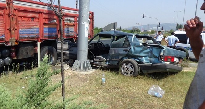 ÇAYCUMA'DA BİR KAMYON SÜRÜCÜSÜ, SÜRÜCÜSÜNÜN HATALI SOLLAMA YAPTIĞI OTOMOBİLE ÇARPTI. KAZADA 1 KİŞİ YARALANDI. (EMRAH YILDIZ/ZONGULDAK-İHA)