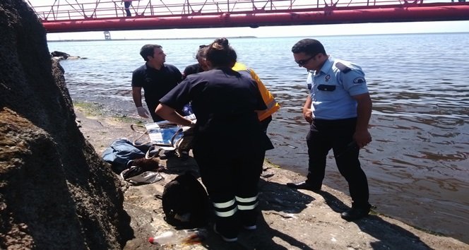 ALKOL KOMASINA GİREN KADIN SAĞLIK EKİPLERİ TARAFINDAN AMBULANSA ALINARAK HASTANEYE KALDIRILDI. (VEDAT KILIÇ/ZONGULDAK-İHA)