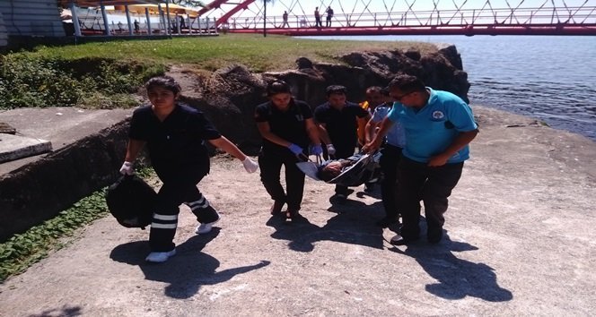 GÜN ORTASINDA ALKOL ALAN KADIN SICAĞINDA ETKİSİ İLE KOMAYA GİRİNCE SAĞLIK EKİPLERİ TARAFINDAN HASTANEYE KALDIRILDI. (VEDAT KILIÇ/ZONGULDAK-İHA)