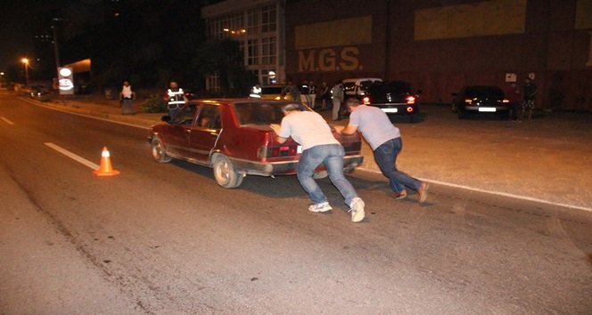 UYGULAMA SIRASINDA SALIVERİLEN VE MARŞI BASMAYAN OTOMOBİLİ POLİS EKİPLERİ İTEREK ÇALIŞTIRDI. (VEDAT KILIÇ/ZONGULDAK-İHA)
