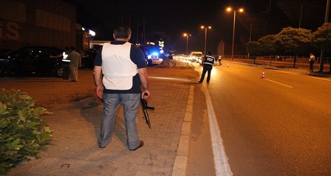 UYGULAMA DEVAM EDERKEN BELİRLİ NOKTALARDA UZUN NAMLULU SİLAHLARLA GÖREV YAPAN POLİS GÜVENLİK ÖNLEMİ ALDI. (VEDAT KILIÇ/ZONGULDAK-İHA)