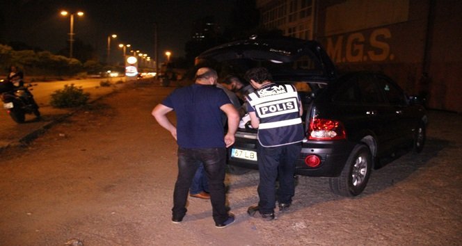KDZ. EREĞLİ'DE ASAYİŞ UYGULAMASI YAPAN POLİS EKİPLERİ ŞÜPHELİ ARAÇLARI DİDİK DİDİK ARADI. (VEDAT KILIÇ/ZONGULDAK-İHA)