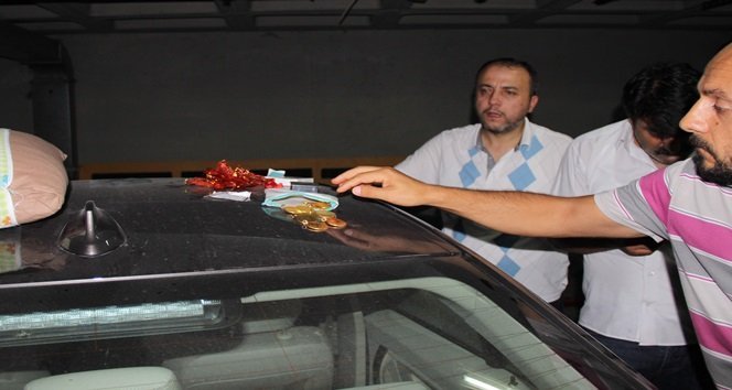 KARABÜK'TE KUYUMCULARA SAHTE ALTIN SATMAYA ÇALIŞTIKLARI İDDİA EDİLEN 3 KİŞİNİN BULUNDUĞU OTOMOBİL İÇİNDE 10 ADET SAHTE ALTIN ELE GEÇİRİLDİ. (YASİN ERDEM/KARABÜK-İHA)